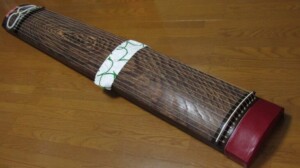 琴 くり甲 13弦 子持ち綾杉彫 | 骨董品買取・和楽器買取 五宝堂