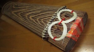 琴 くり甲 13弦 子持ち綾杉彫 | 骨董品買取・和楽器買取 五宝堂
