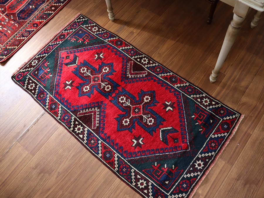 スモールサイズ 赤い花柄のヴィンテージラグ トルコアナトリア地方