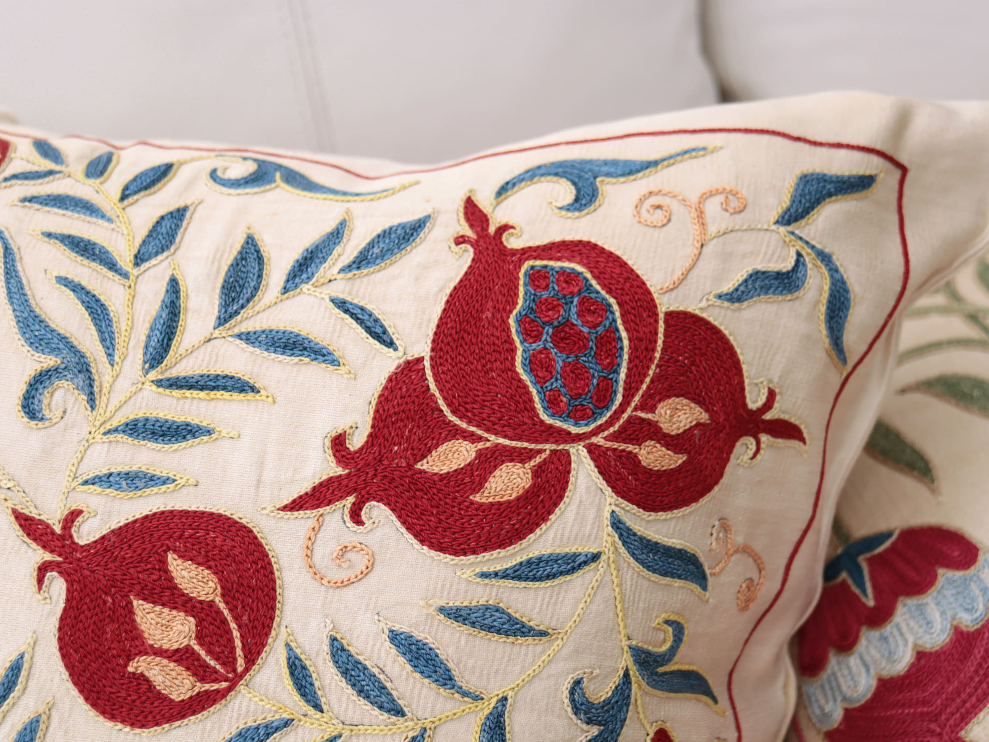 クッションカバー 50cm シルク スザンニ刺繍49×49cm ザクロの実