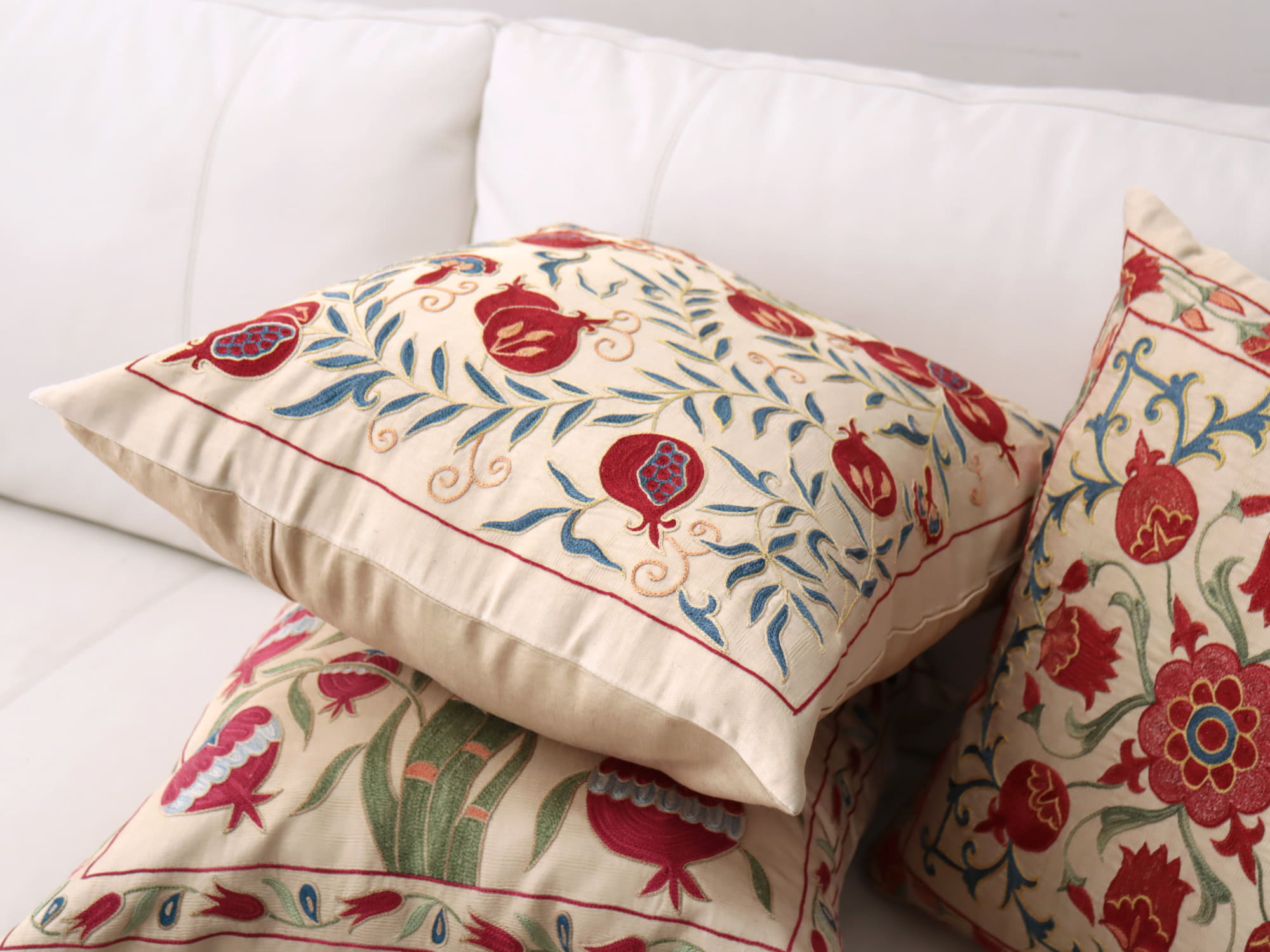 クッションカバー 50cm シルク スザンニ刺繍49×49cm ザクロの実