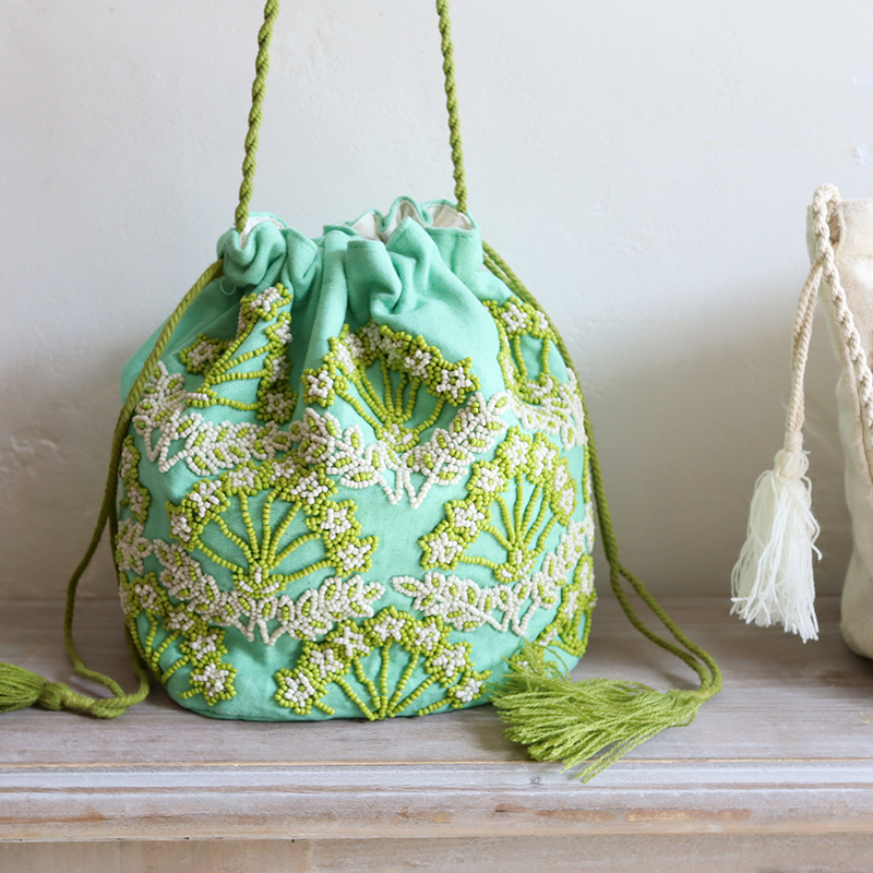 ビーズ刺繍巾着ショルダーバッグミントグリーン 花の刺繍 / ガラタバザール