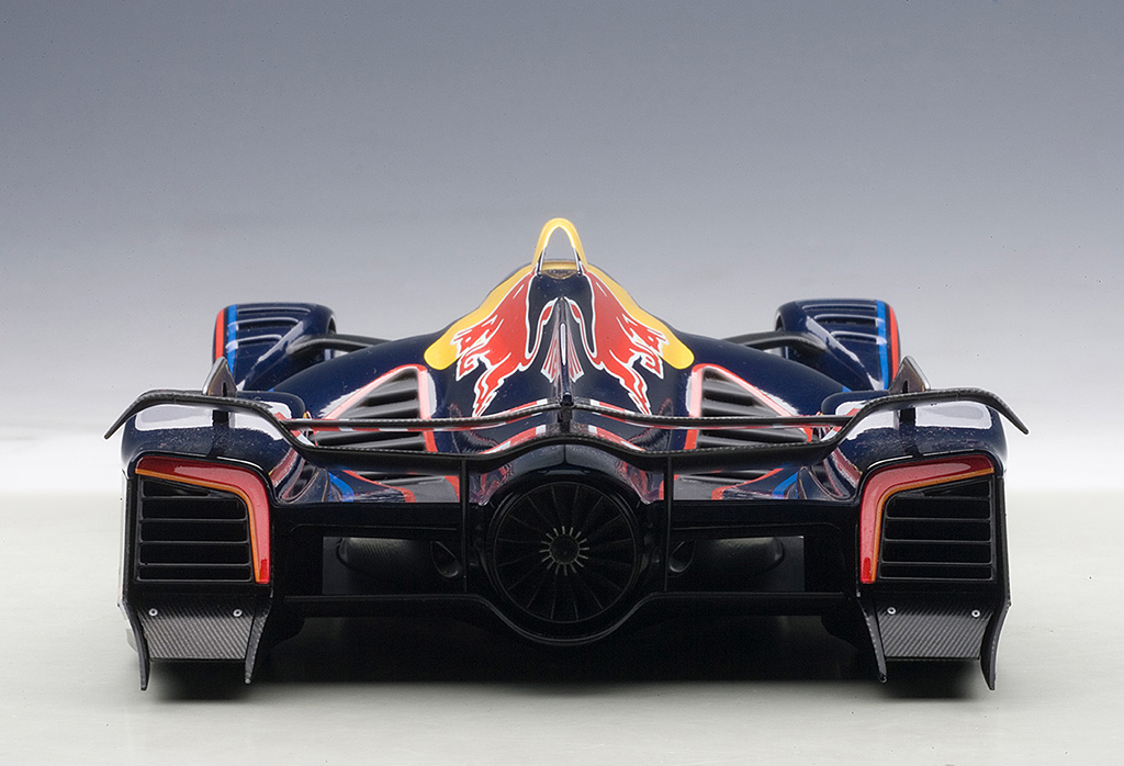 オートアートが「レッドブル X2014 ファンカー」の1 / 18精密ダイ