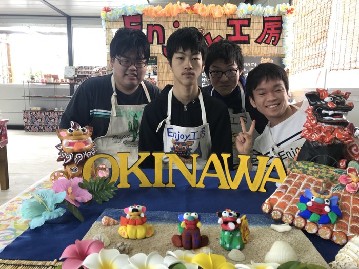 沖縄修学旅行体験写真｜沖縄でシーサー作り体験【Enjoy工房】思い出に