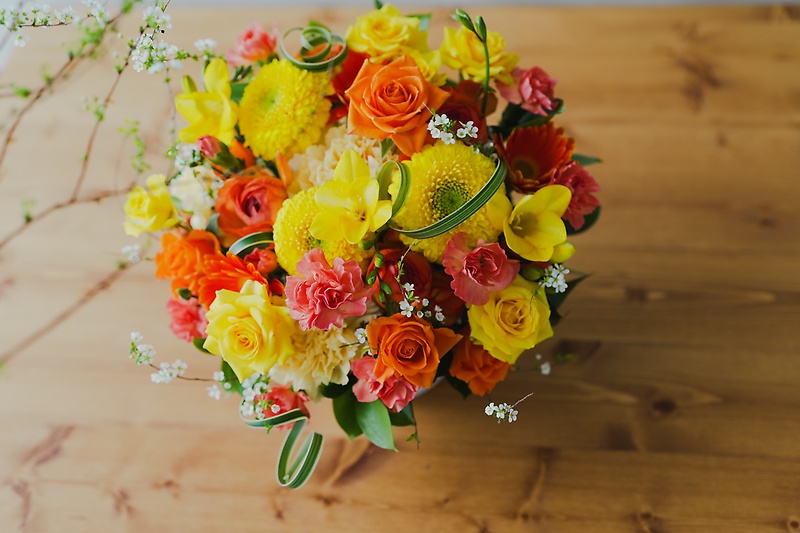 黄色やオレンジ色の季節のアレンジメント「有限会社小樽フラワー