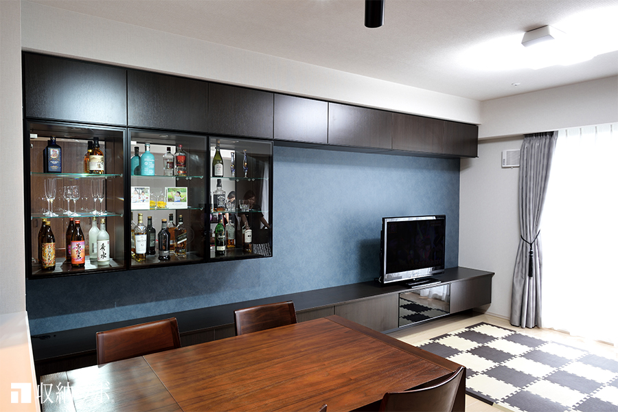 お気に入りのお酒が飾れるオーダーメイドのリビング収納 - オーダー