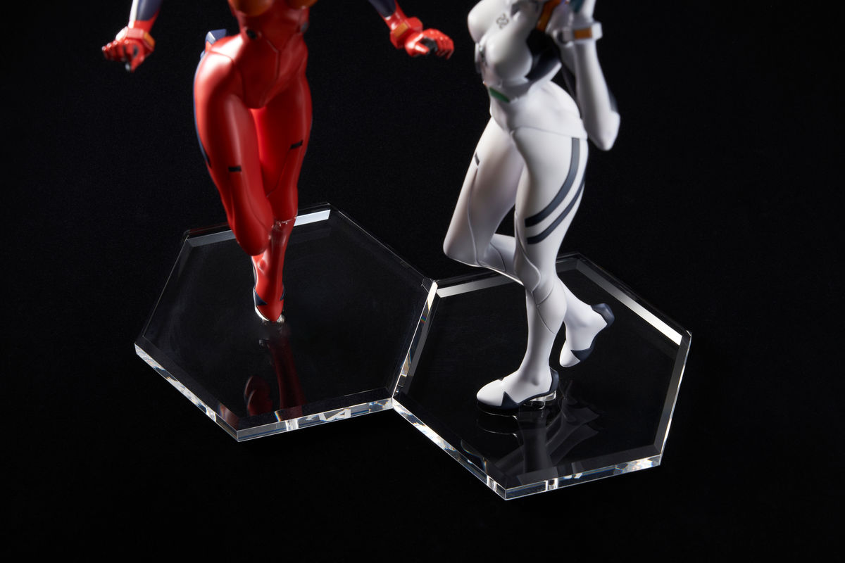 貞本義行が描く「【愛蔵版】新世紀エヴァンゲリオン」のカバーイラスト