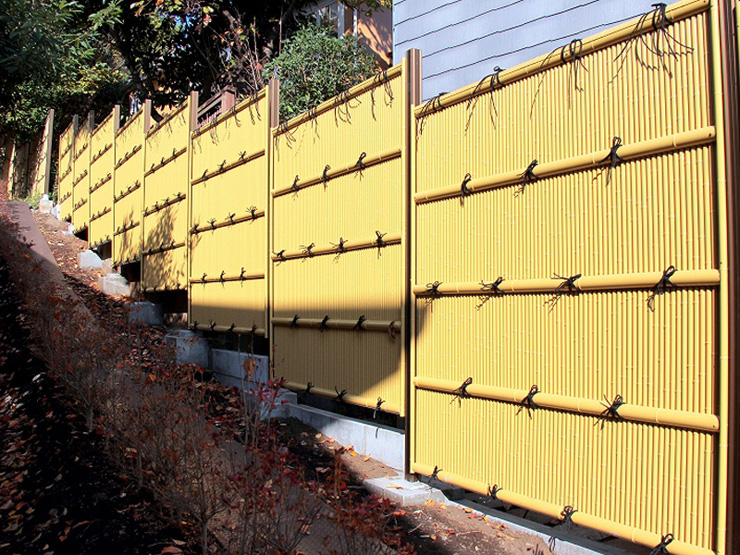 人工竹垣組立てセット 「縦みす垣P型」イエロー竹ブロンズ角柱 柱見せ