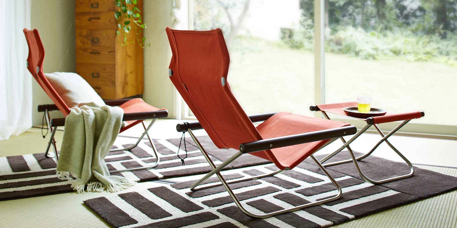 ニーチェアエックス ダークブラウン × レンガ | D&DEPARTMENT