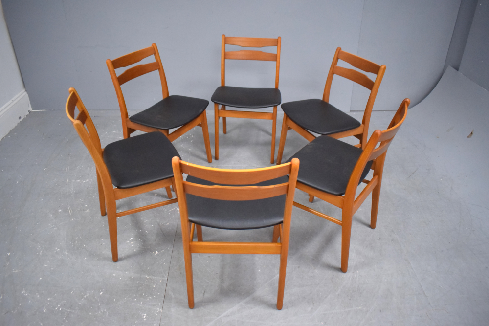 Set of 6 Farstrup dining chairs in black vinyl | Teak & beech