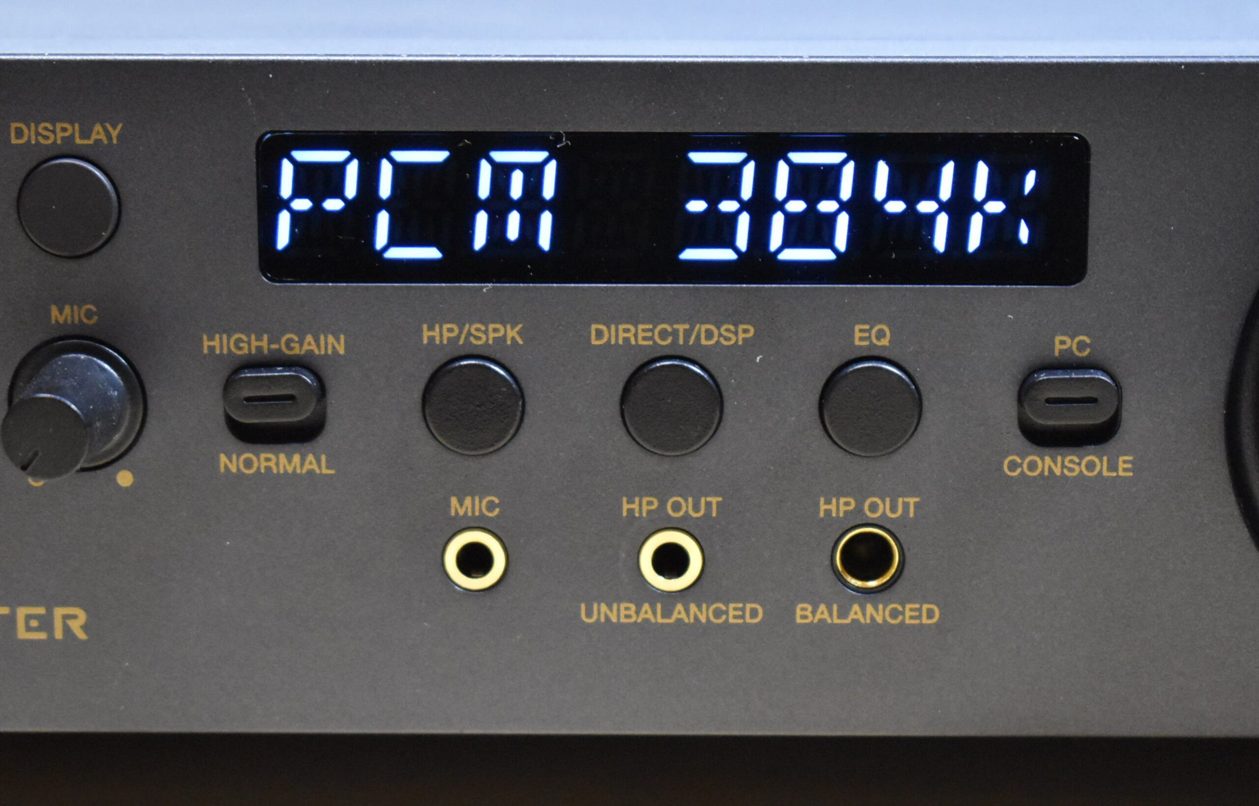 バランスヘッドホンにも対応する高音質モニター用オーディオ