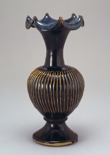 黒釉堆線文瓶 | 磁州窯系 | 収蔵品詳細 | 作品を知る | 東京富士美術館