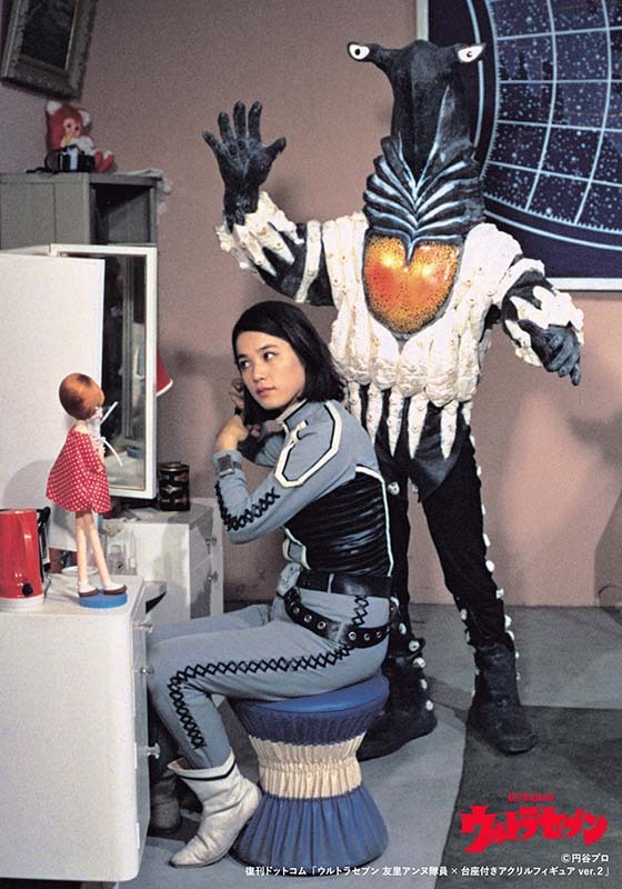 ウルトラ警備隊・友里アンヌ隊員×台座付きアクリルフィギュア 2（円谷