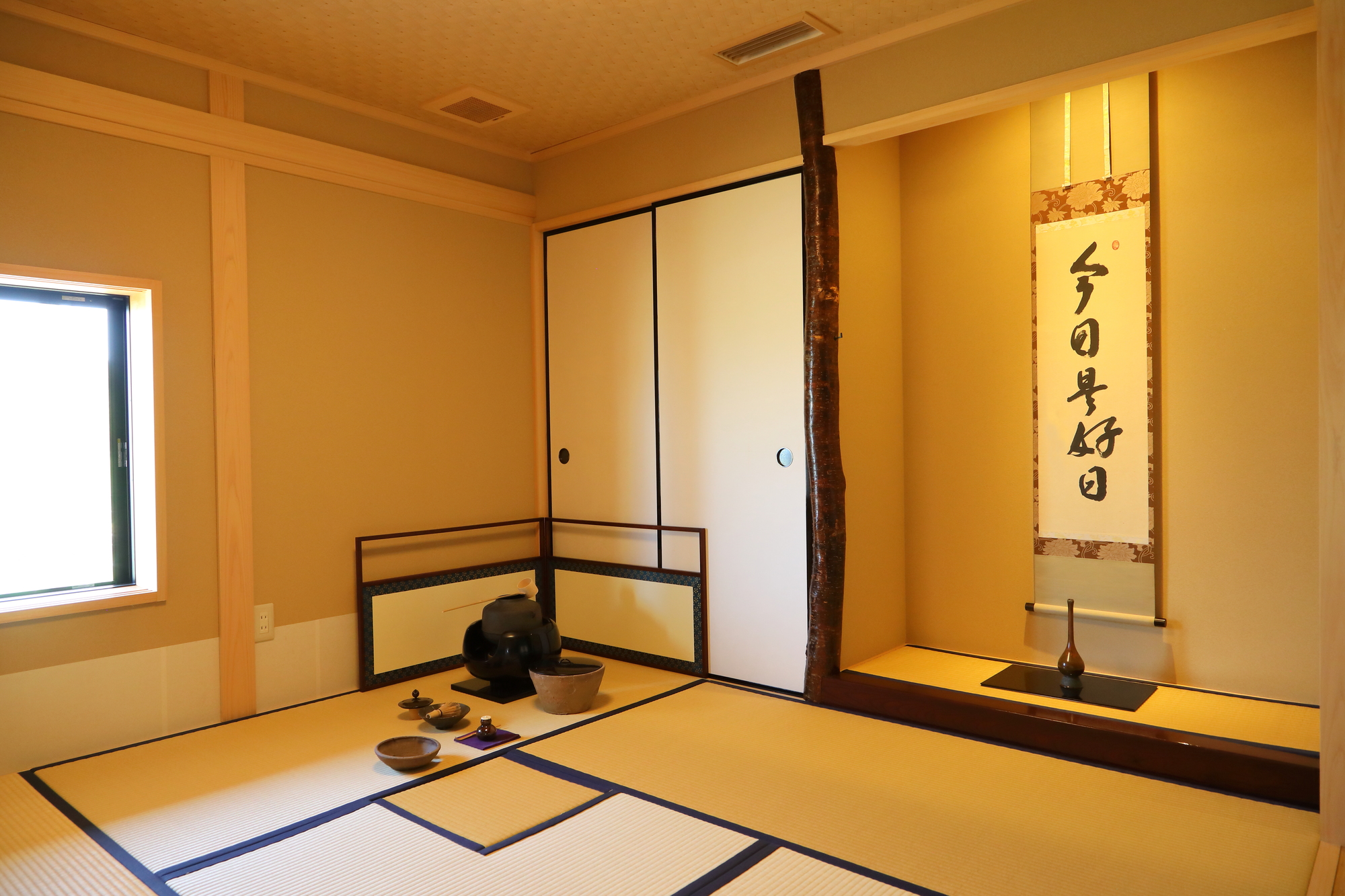 掛軸の「風帯」とは？垂れ下がる布の役割と、価値を損なわない扱い方を