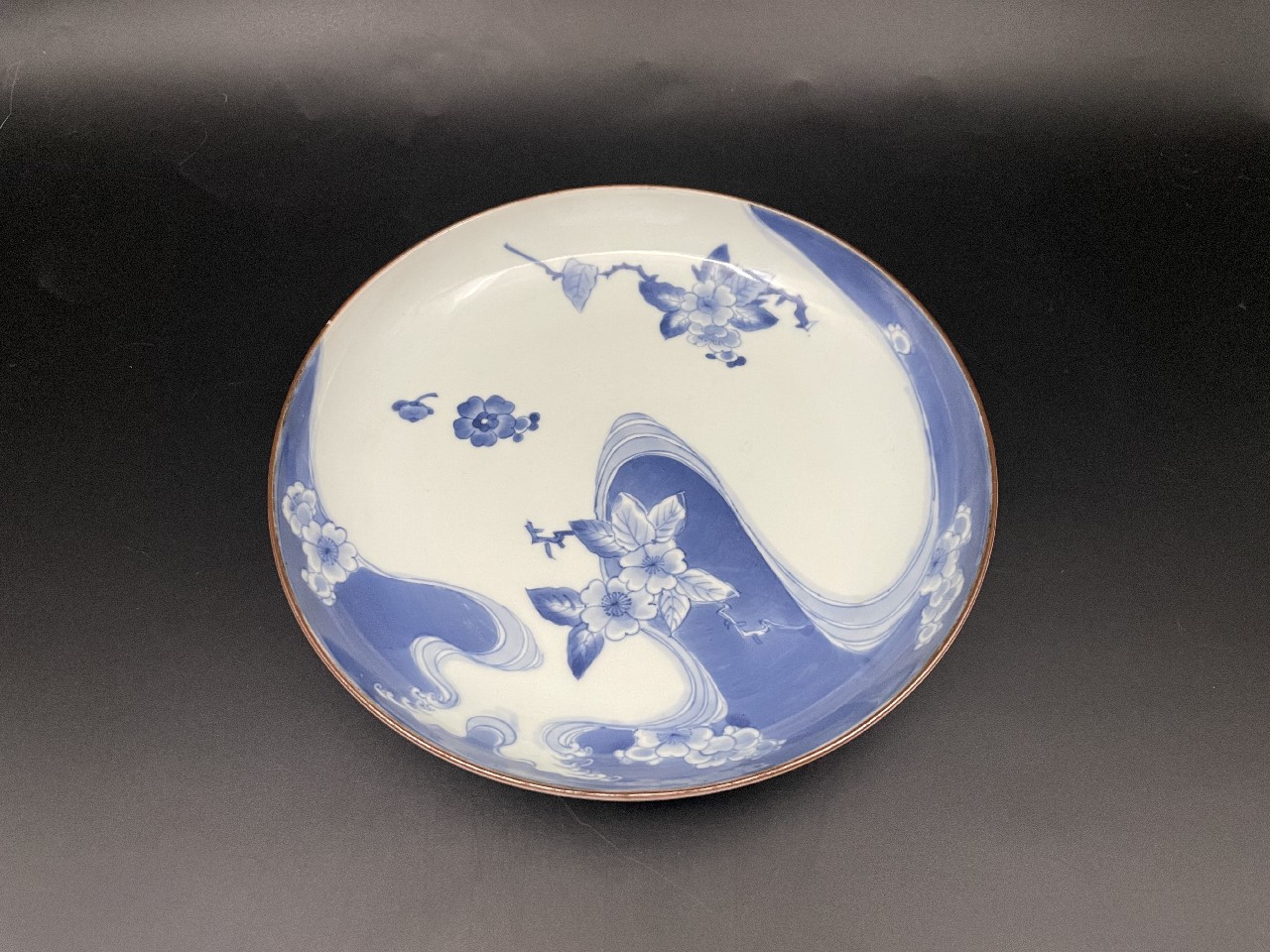 ギャラリー安原 / ご売約 藍柿右衛門 桜流水文中皿