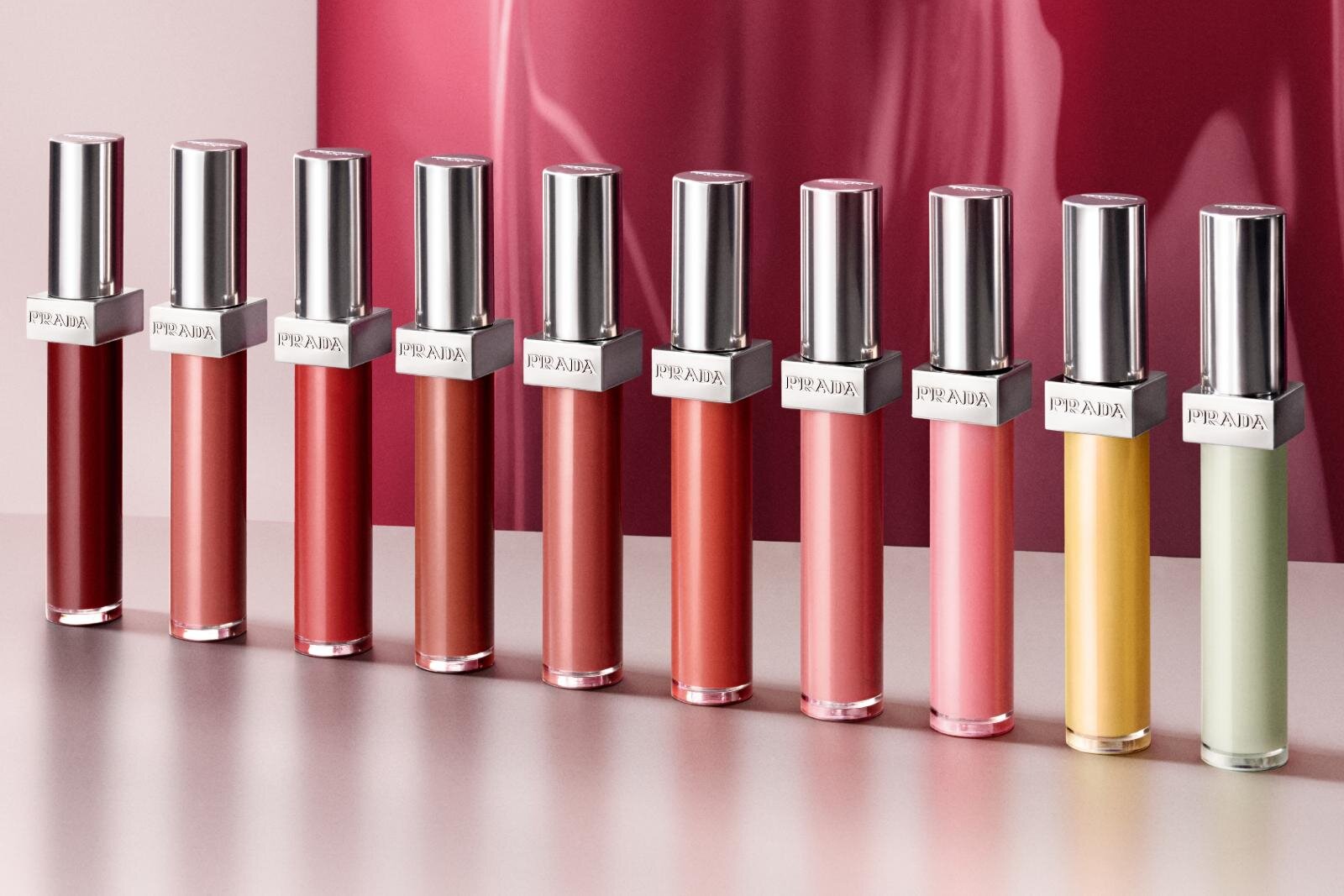 プラダ ビューティ初のリップグロスが26年春に、“ケア効果＆輝き”を