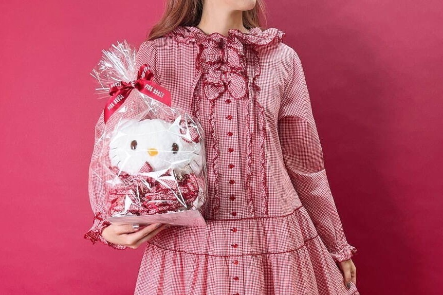 ピンクハウス、ハローキティとのコラボワンピース＆ローズ柄シューズ