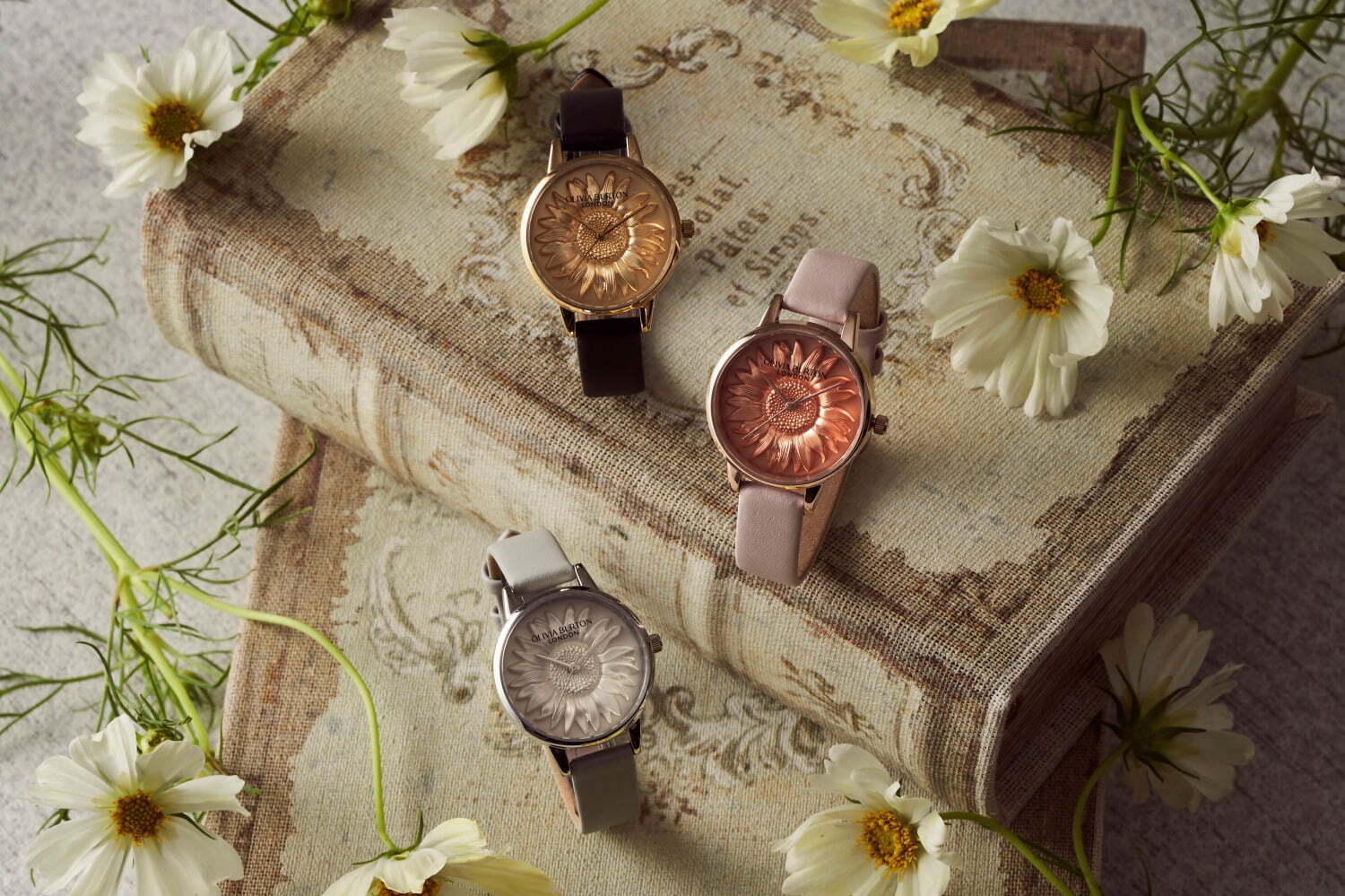 オリビア・バートンのウィメンズ腕時計、立体的な“花”のモチーフ入り