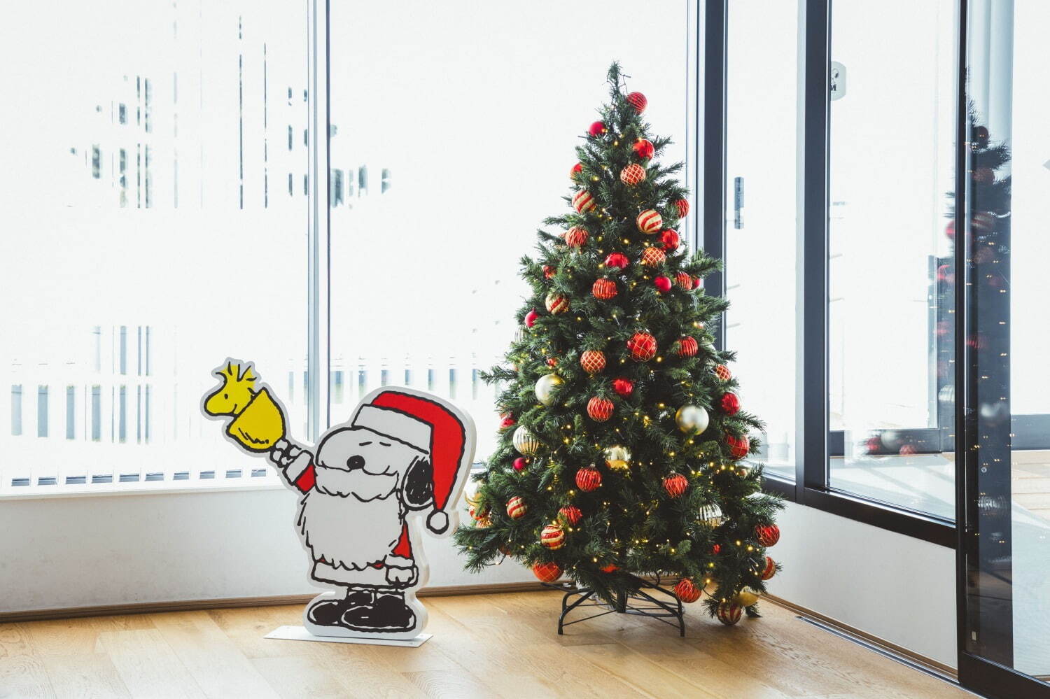 スヌーピーミュージアム24年クリスマス、“もこもこ”グッズやスノー