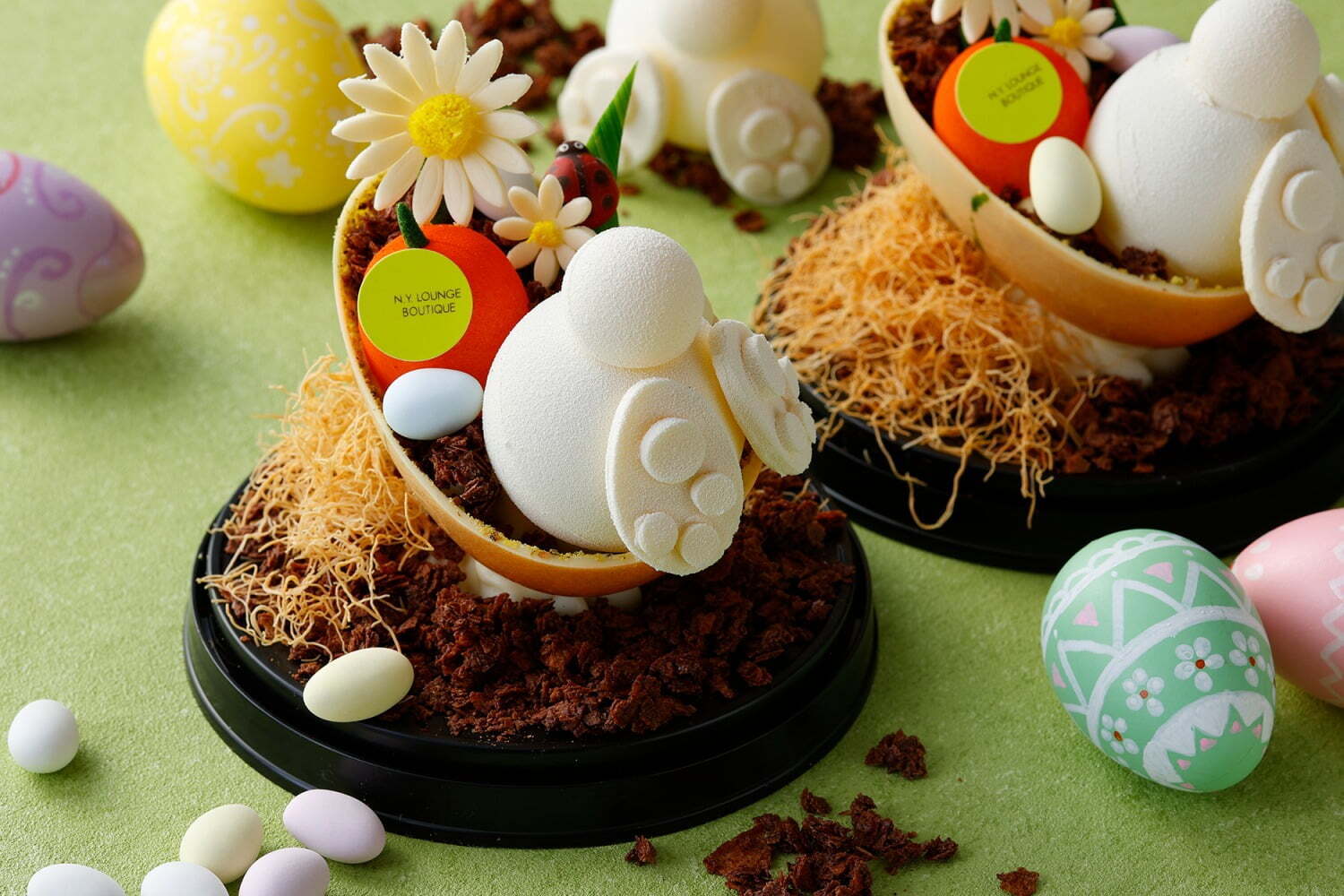 エッグハントを楽しむうさぎ”のイースターチョコレート、ホテル