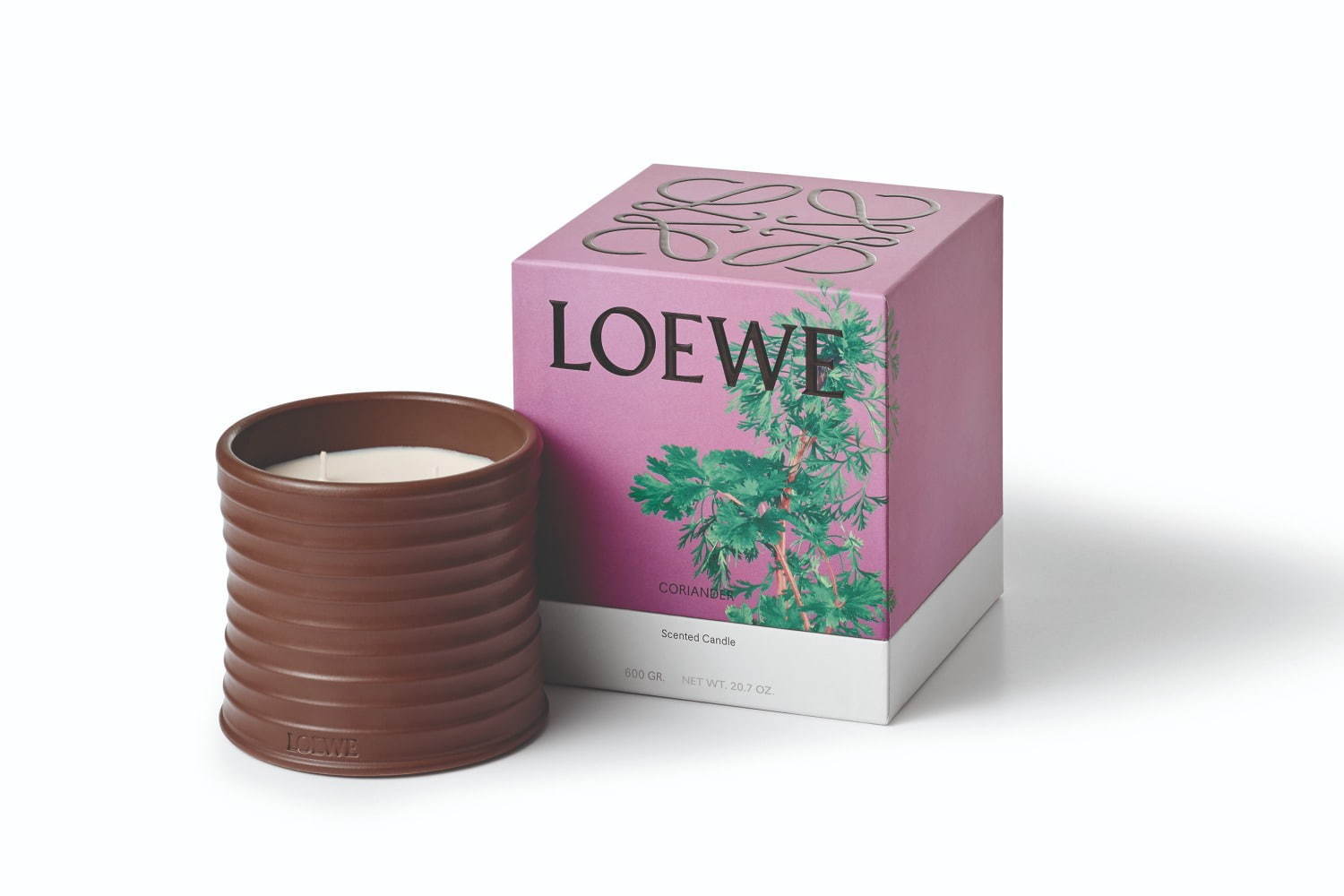 ロエベ初のルームフレグランス、カラフルなポット入りキャンドル