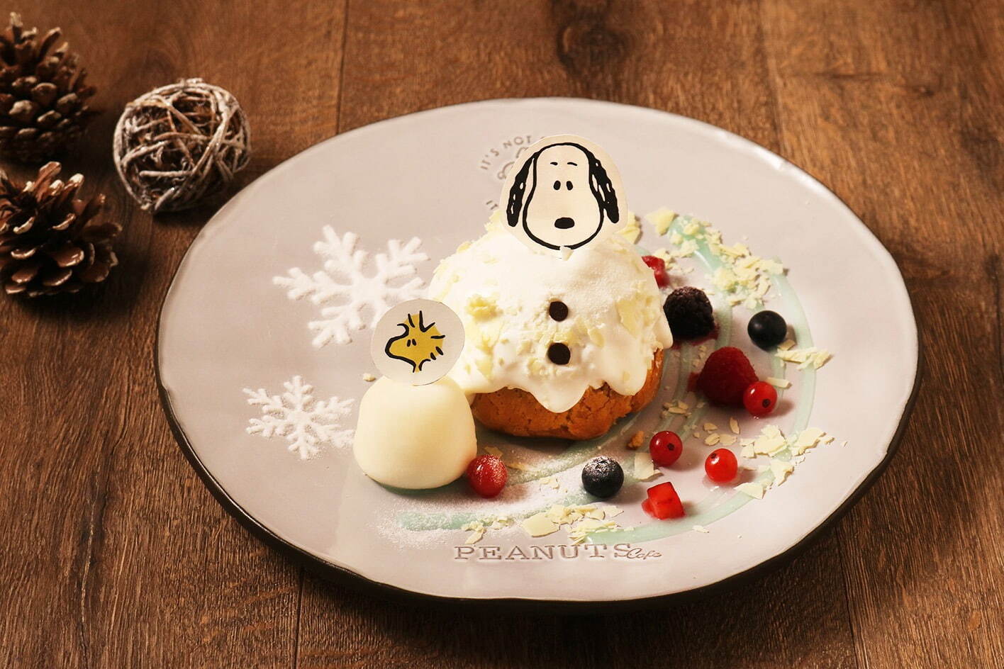 ピーナッツ カフェからスヌーピー＆ウッドストックの“雪だるま”ケーキ