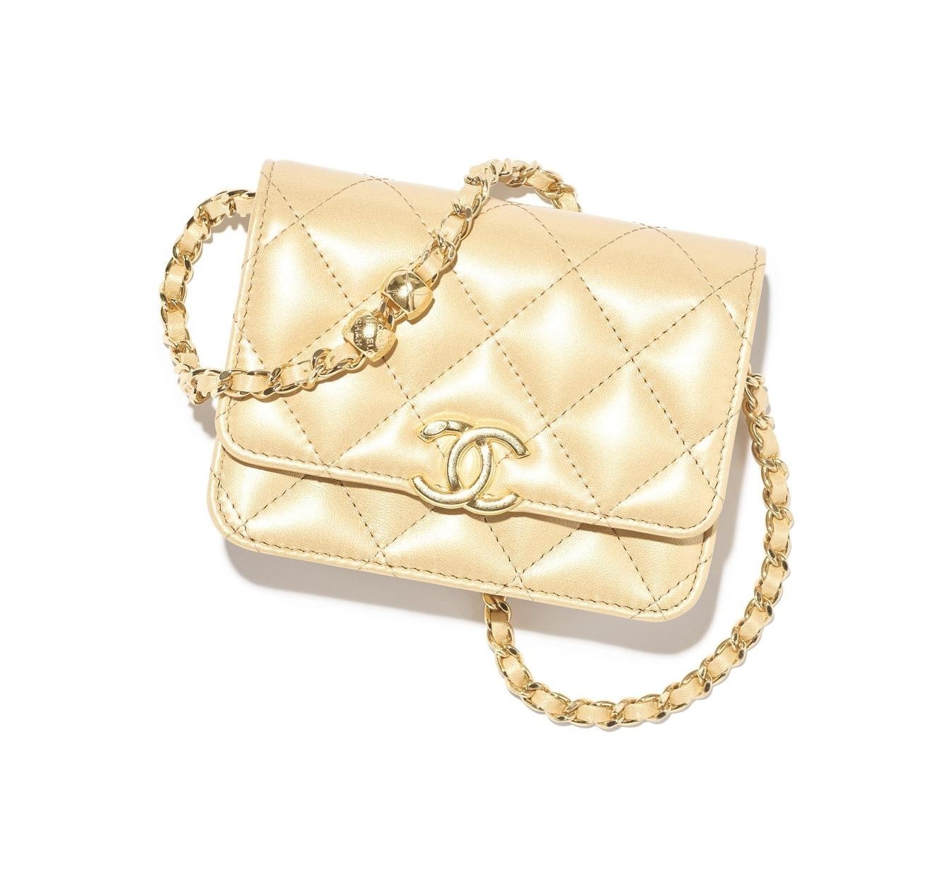 シャネル「ダブルC」輝くチェーン付きクラッチ、柔らかなキルティング