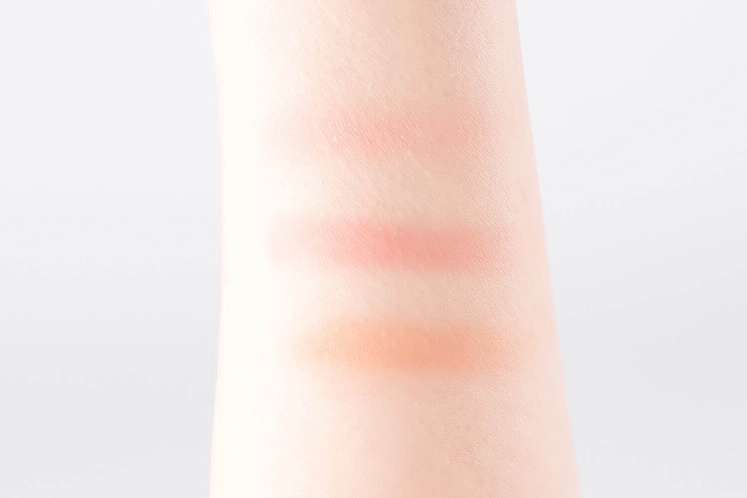 シャネル2025年春コスメ「カメリア」モチーフの4色アイシャドウ