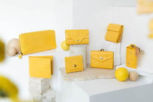 イル ビゾンテ“金運UP!?”イエロークロコ柄の革財布や封筒型カード