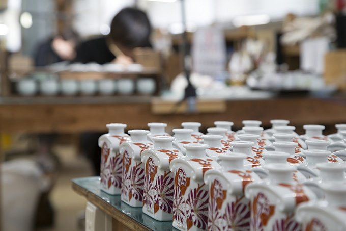 ゲラン、有田焼ボトルの香水「フォール フラワーズ」秋の花を纏った