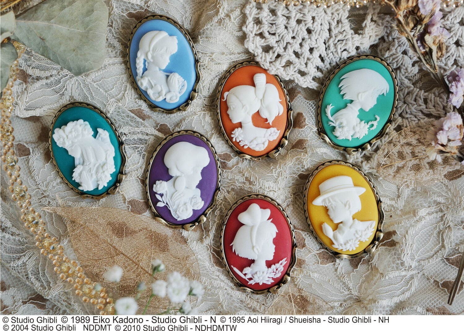 スタジオジブリの人気ヒロインが“カメオブローチ”に、『魔女の宅急便