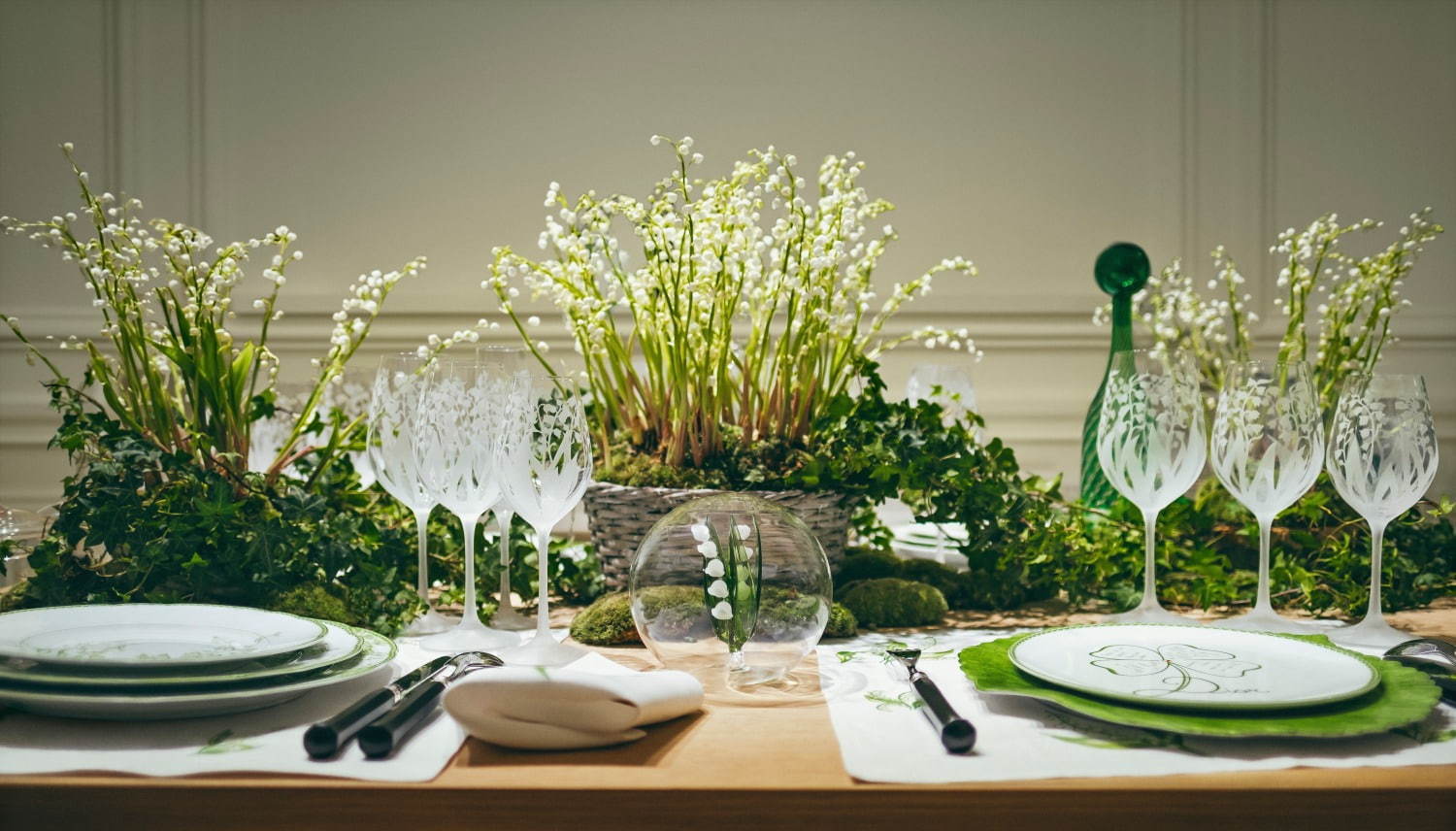 ディオール メゾンから“スズラン”モチーフの食器や雑貨、新作「リリー