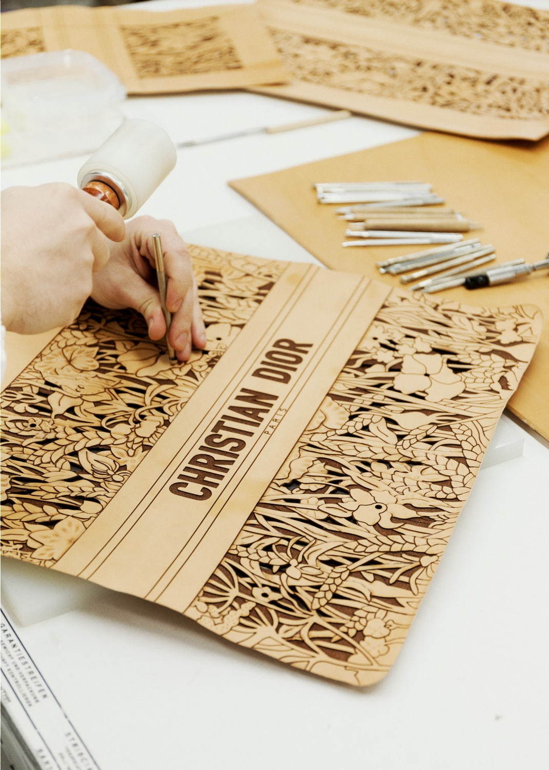 ディオール人気バッグ「ブック トート」に“飾り彫り”入りの新作