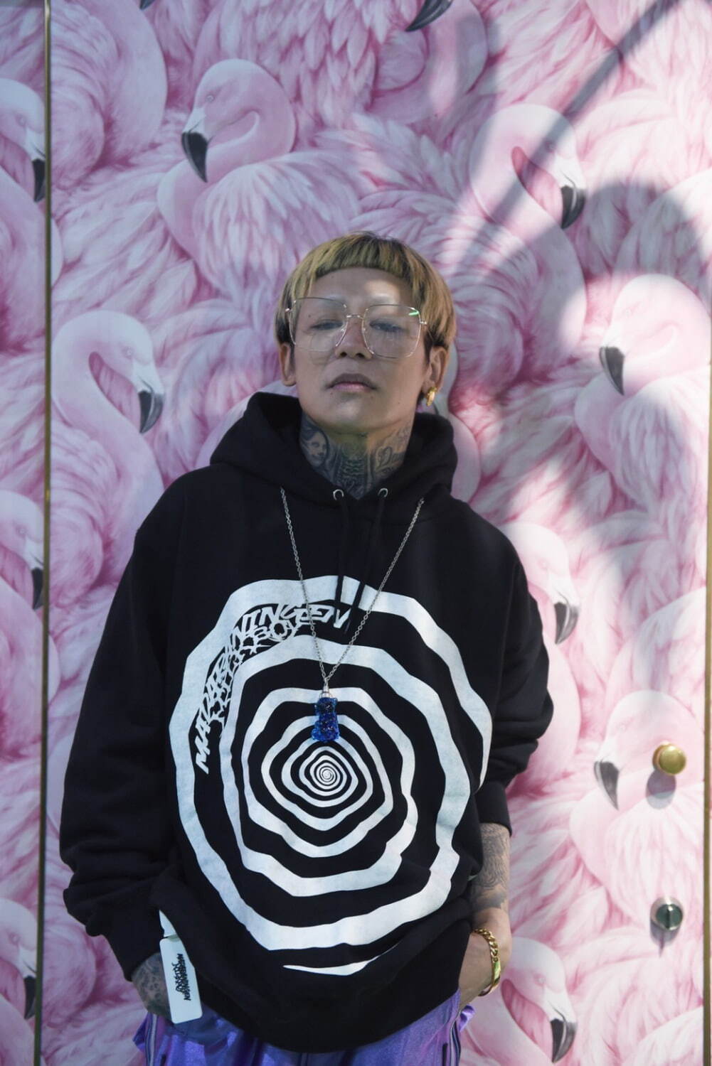 写真4/16｜ミルクボーイ×マダラニンゲン“悪魔プリント”を施したシャツ