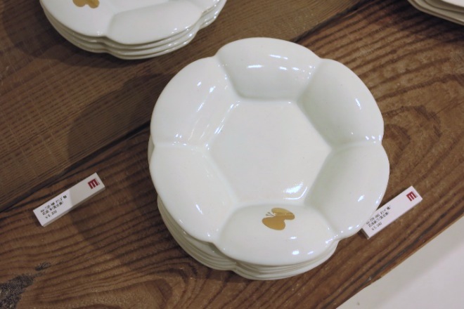 ミナカフェ」併設 皆川明×陶芸家安藤雅信の器展