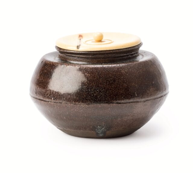 染付地文唐獅子牡丹蓋物 | 中里博彦・中里博恒 | KOGEI STANDARD