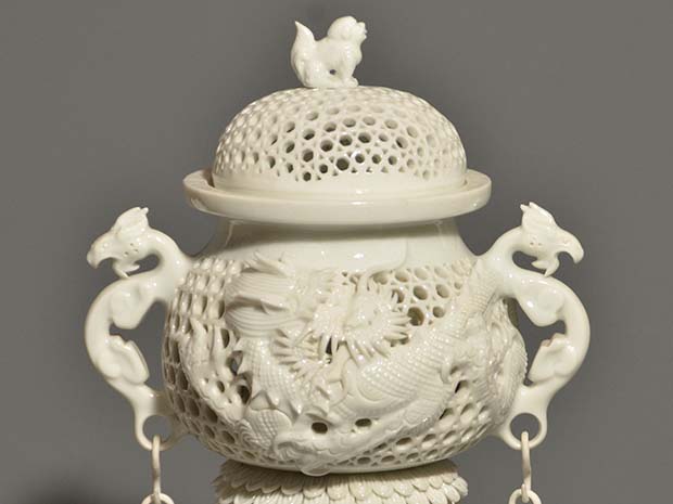 白磁籠目登龍彫透文香炉 十五代中里茂右衛門（作） 秀逸な作品 | 古
