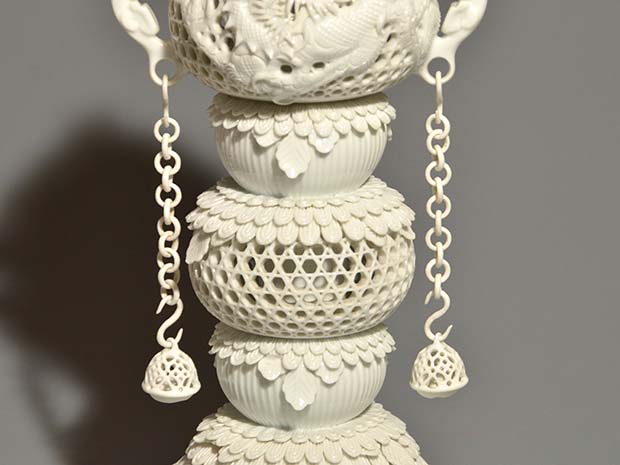 白磁籠目登龍彫透文香炉 十五代中里茂右衛門（作） 秀逸な作品 | 古