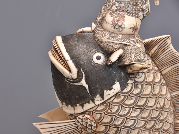 鯛に乗った恵比寿像 骨製 高さ：32cm | 古美術ささき