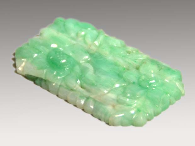 翡翠(ひすい) ジェイダイト 花文 重量・61，291ct 宝石鑑別書付 | 古