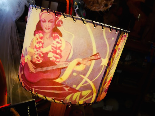 カイルアの人気アンティークショップ、アリイ アンティークの品数と質