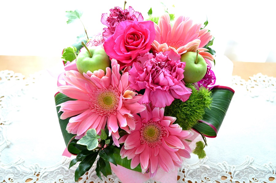 キュートなアレンジ StepGirls （バラとガーベラのフラワー