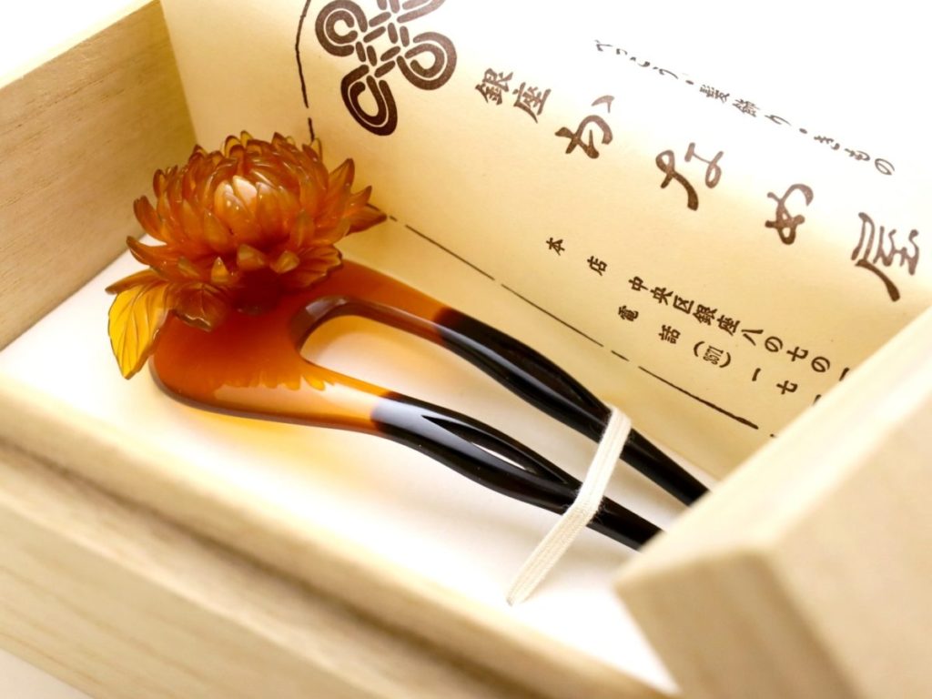 白鼈甲菊彫刻飾り付き簪2022｜日本の伝統工芸、鼈甲職人の技が光る逸品