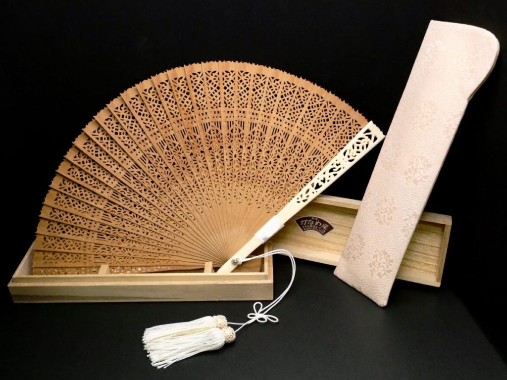 白檀象牙扇子（6寸5分）2023-5｜希少な白檀×透かし彫り象牙親骨+