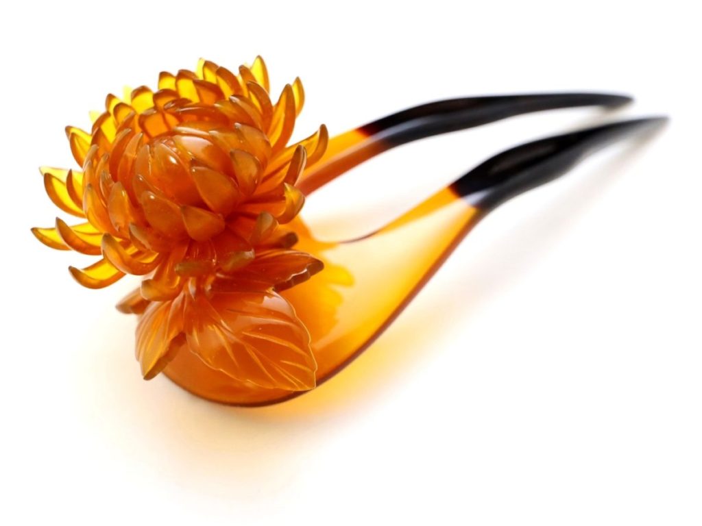 白鼈甲菊彫刻飾り付き簪2022｜日本の伝統工芸、鼈甲職人の技が光る逸品