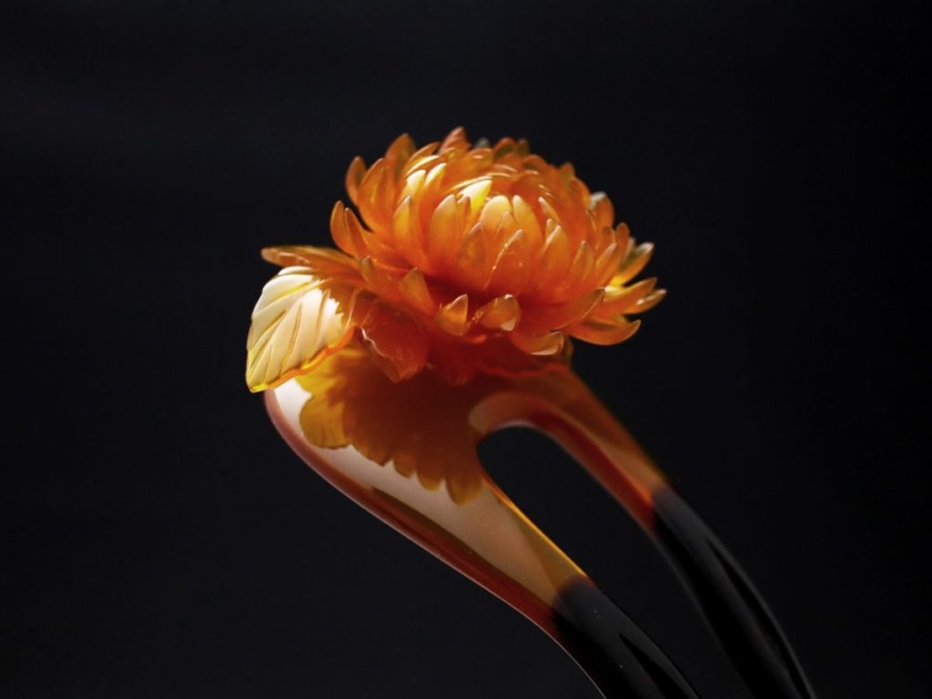 白鼈甲菊彫刻飾り付き簪2022｜日本の伝統工芸、鼈甲職人の技が光る逸品