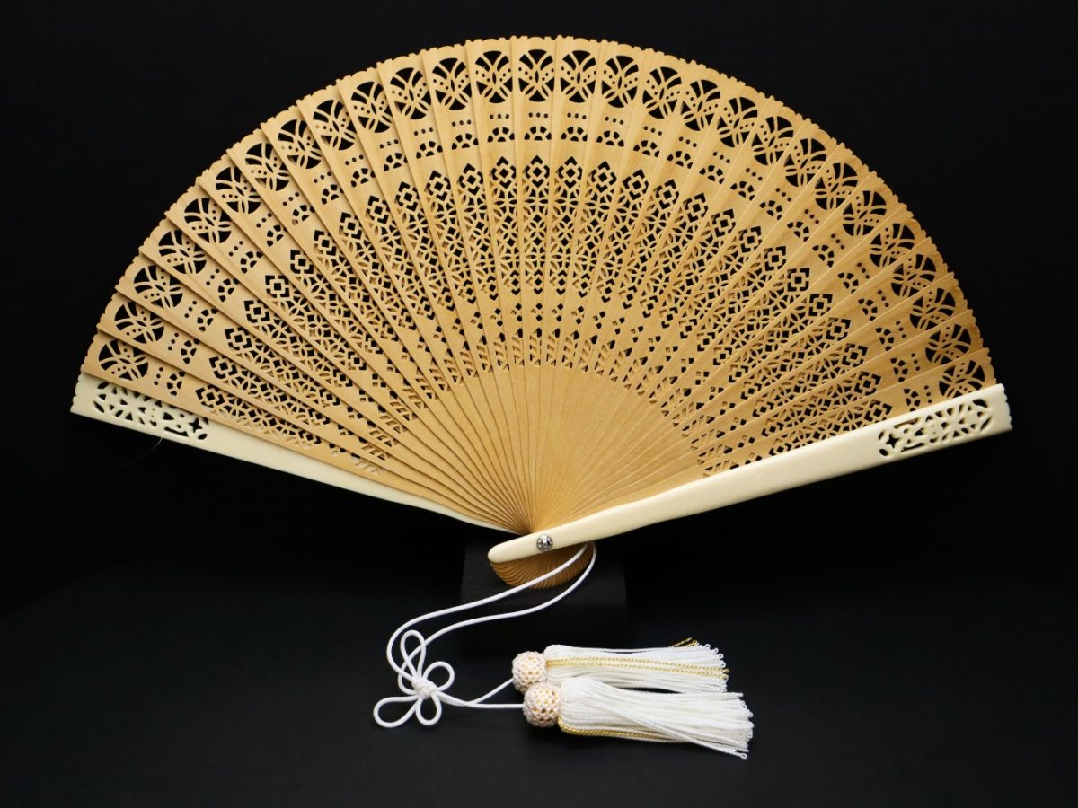 白檀象牙扇子（6寸）2021・2｜アロマ香る希少な白檀扇子に手彫り