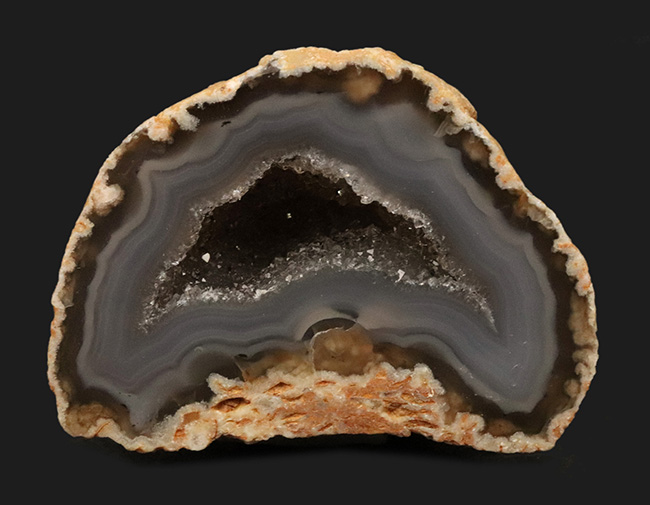 サービスプライス！ブラジル産のジオード（晶洞）。岩肌、潜晶質、水晶