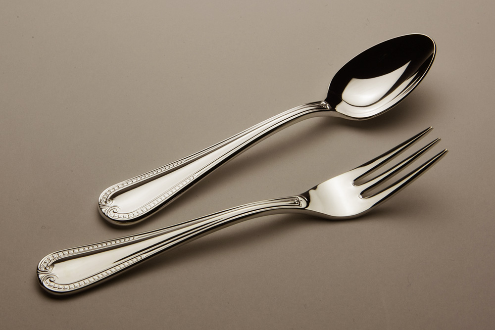 上質な輝きを放つ洋白銀食器のスプーンとフォークの名前入れセット