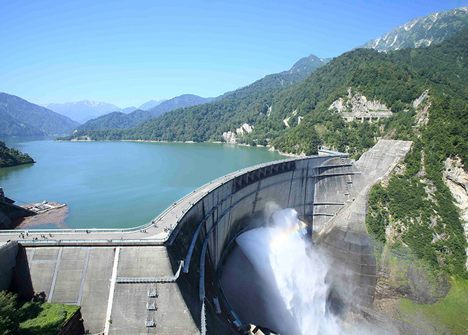 ダムえん堤｜黒部ダムを見る・楽しむ｜観光情報｜黒部ダムオフィシャル